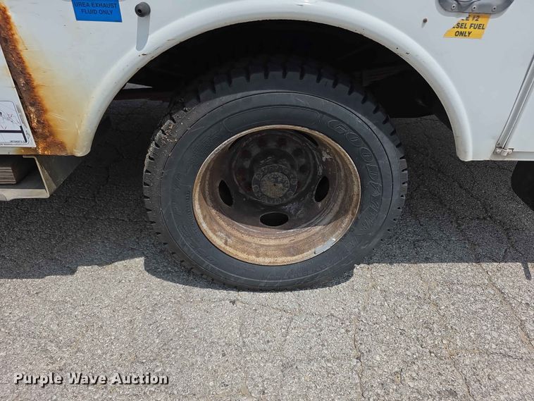 image for item FH6226 2011 Ford F550 Super Duty bucket truck