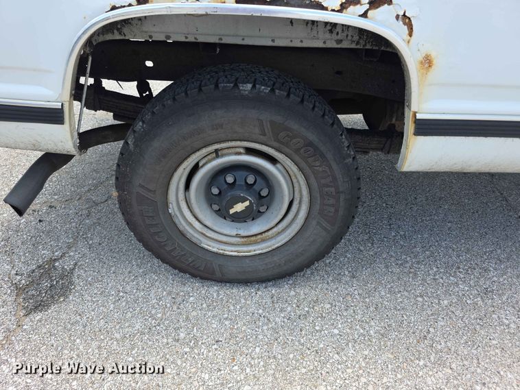 image for item FH6227 1998 Chevrolet Cheyenne 3500 Crew Cab pickup truck