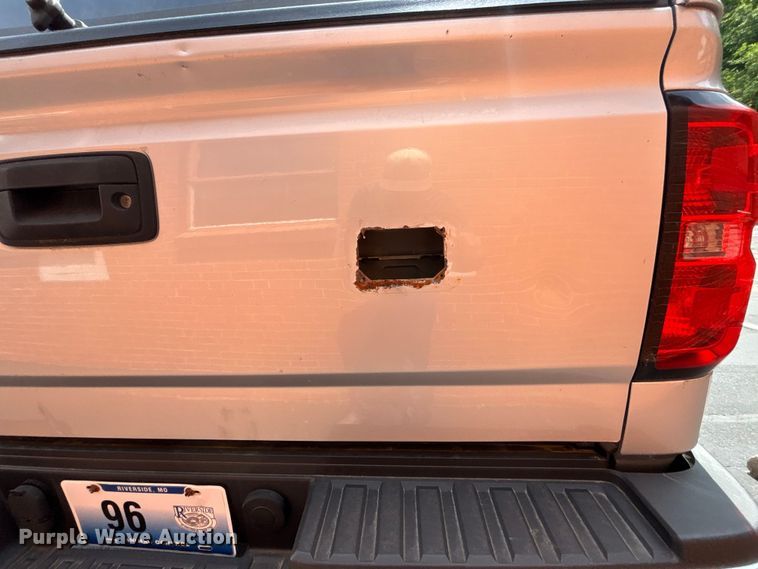 image for item FH7156 2015 Chevrolet Silverado 2500HD Crew Cab pickup truck