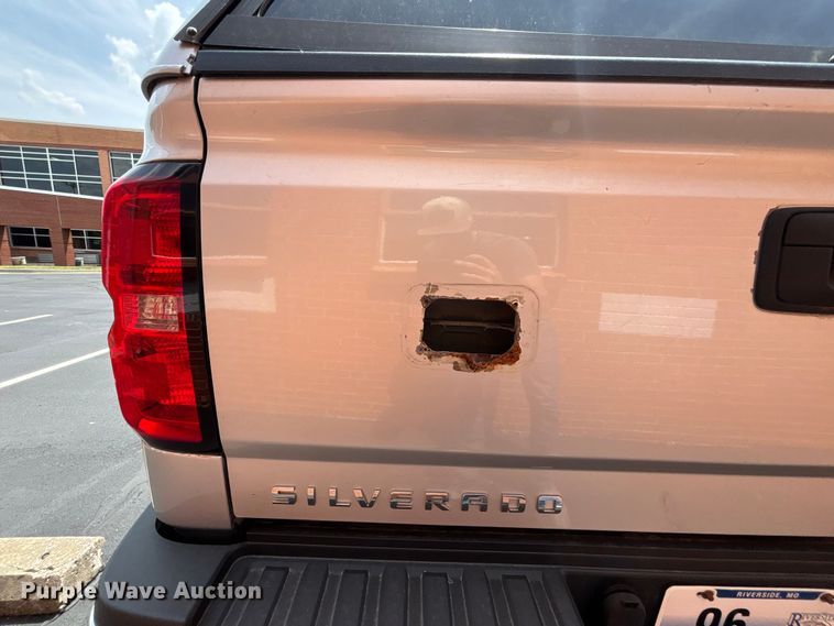 image for item FH7156 2015 Chevrolet Silverado 2500HD Crew Cab pickup truck