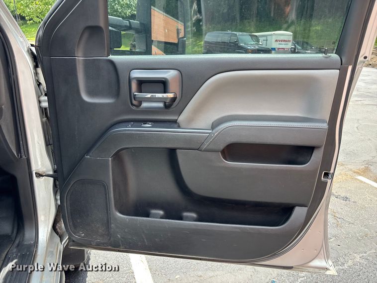 image for item FH7156 2015 Chevrolet Silverado 2500HD Crew Cab pickup truck
