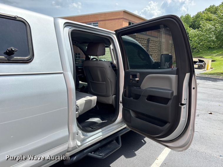 image for item FH7156 2015 Chevrolet Silverado 2500HD Crew Cab pickup truck