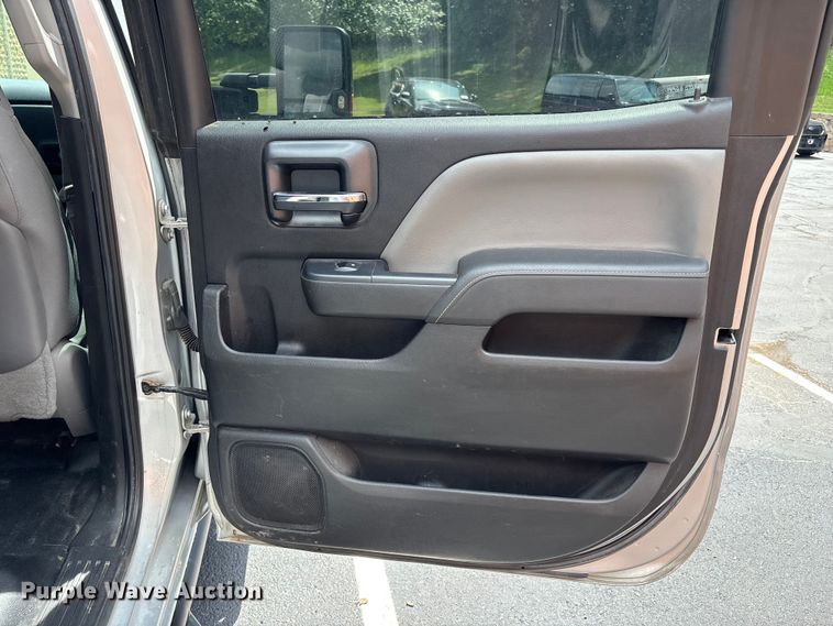 image for item FH7156 2015 Chevrolet Silverado 2500HD Crew Cab pickup truck
