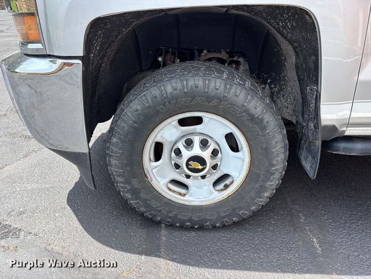 image for item FH7156 2015 Chevrolet Silverado 2500HD Crew Cab pickup truck