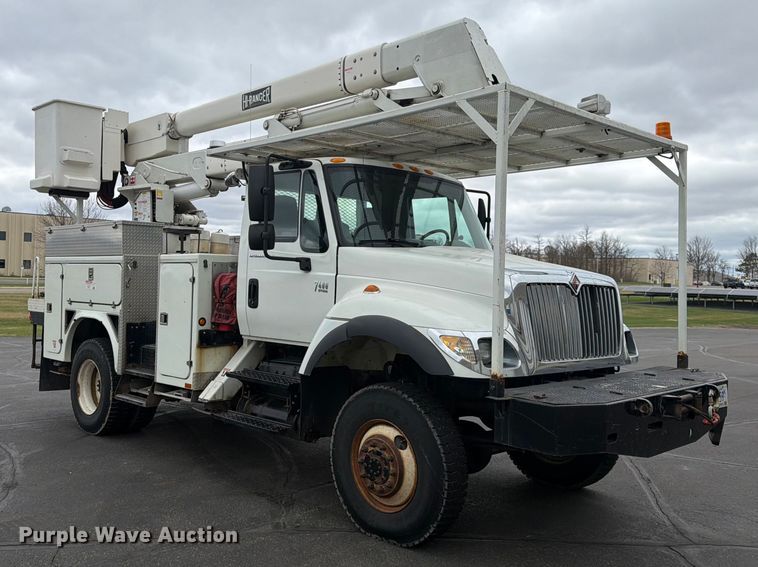 image for item FK0141 2005 International 7400 bucket truck