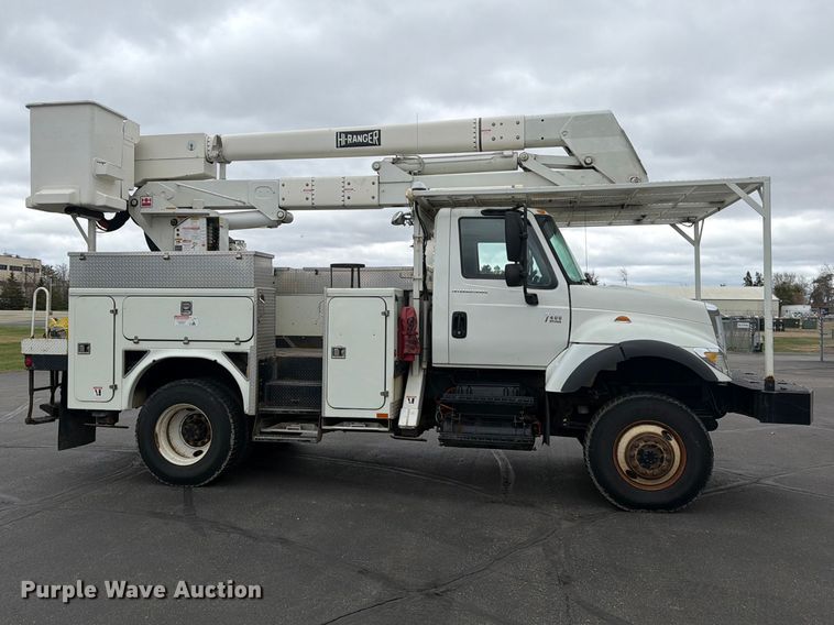 image for item FK0141 2005 International 7400 bucket truck