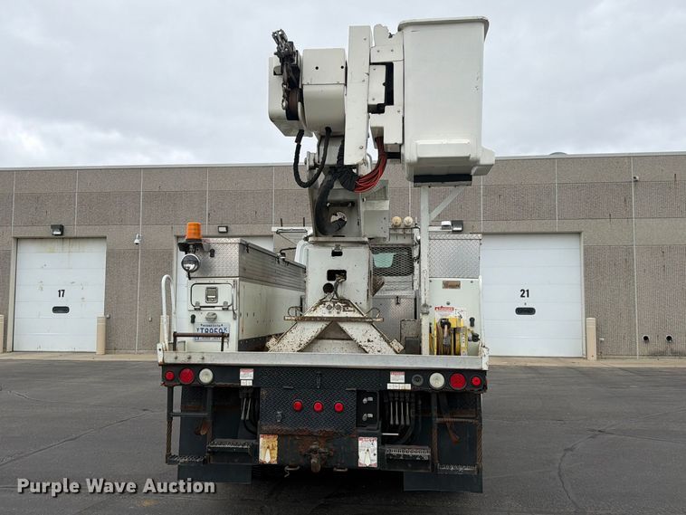 image for item FK0141 2005 International 7400 bucket truck