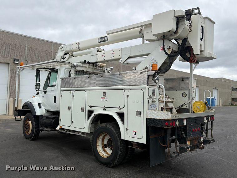 image for item FK0141 2005 International 7400 bucket truck