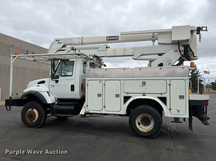 image for item FK0141 2005 International 7400 bucket truck