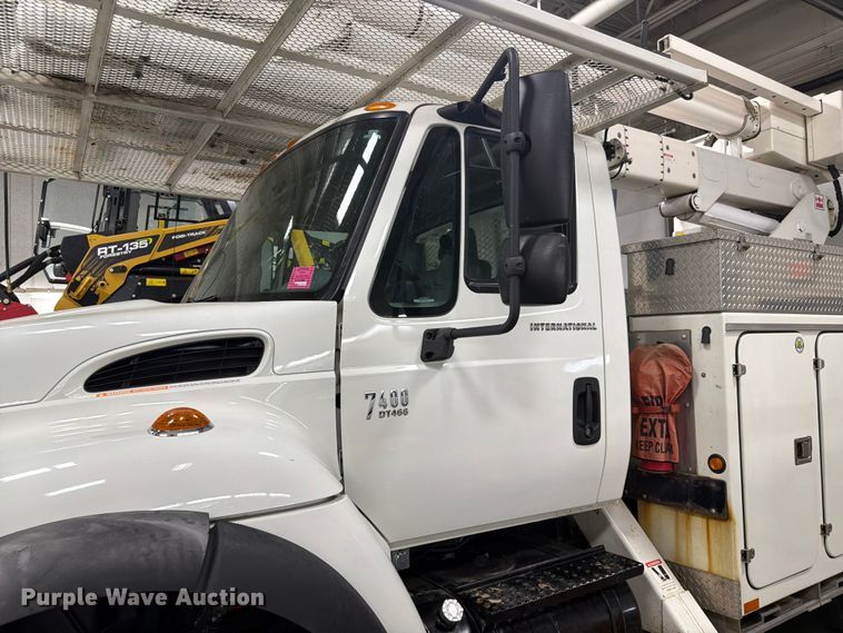 image for item FK0141 2005 International 7400 bucket truck