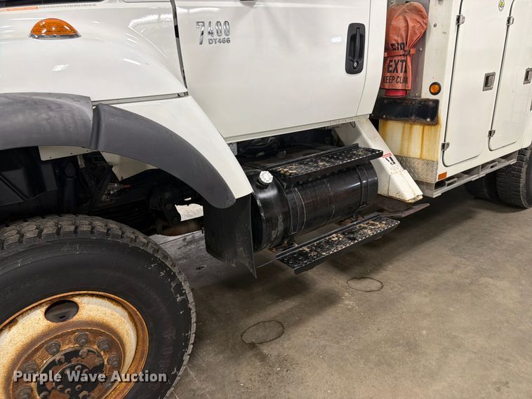 image for item FK0141 2005 International 7400 bucket truck