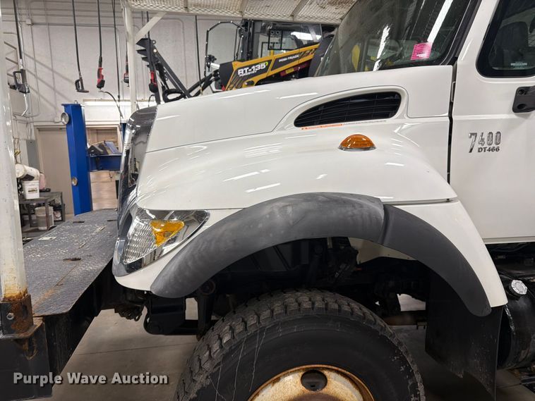 image for item FK0141 2005 International 7400 bucket truck