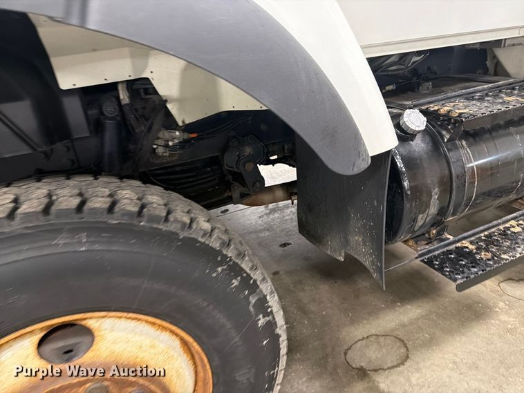 image for item FK0141 2005 International 7400 bucket truck