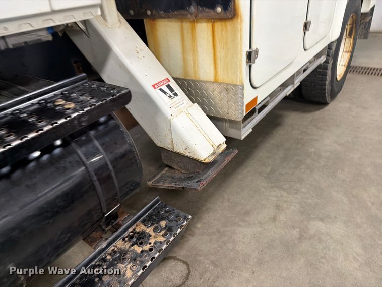 image for item FK0141 2005 International 7400 bucket truck