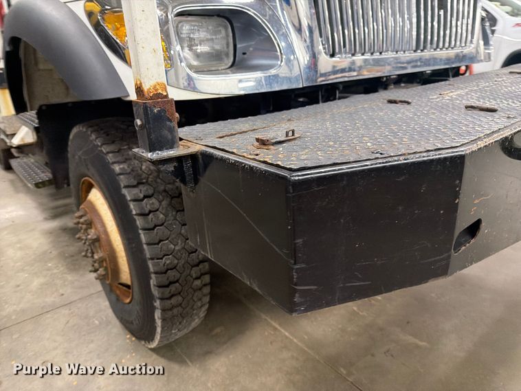 image for item FK0141 2005 International 7400 bucket truck
