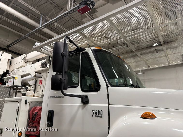 image for item FK0141 2005 International 7400 bucket truck