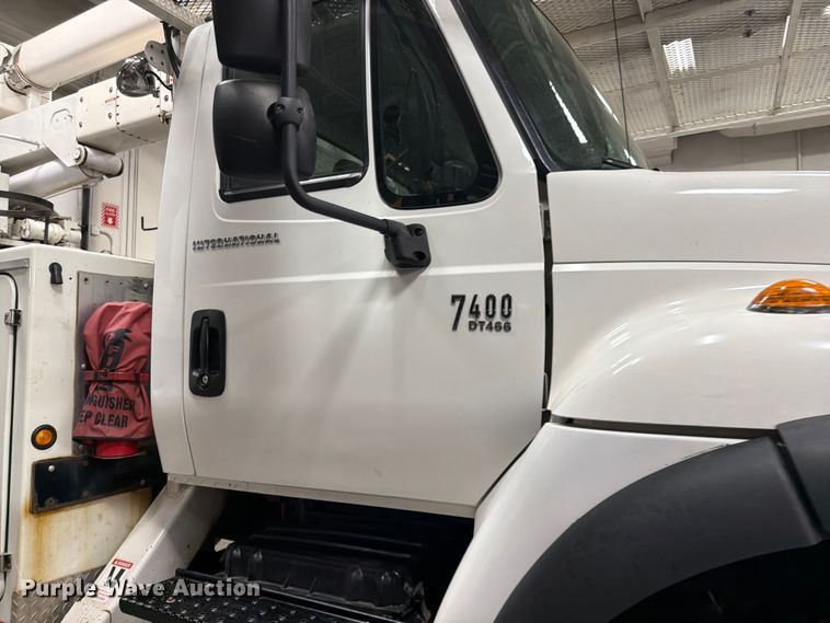 image for item FK0141 2005 International 7400 bucket truck