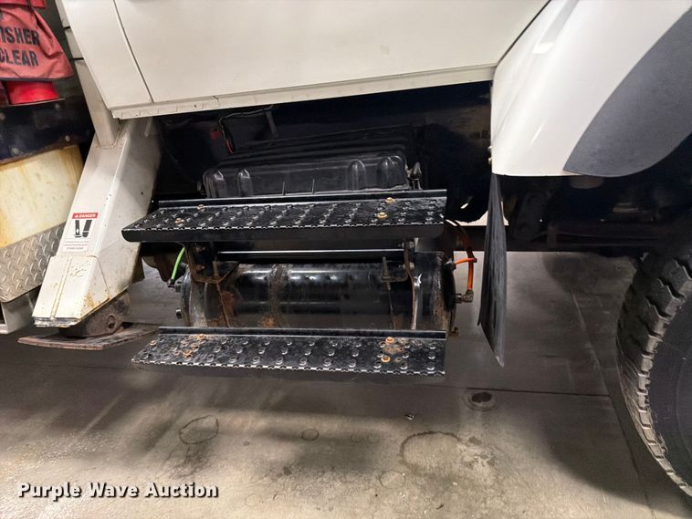 image for item FK0141 2005 International 7400 bucket truck