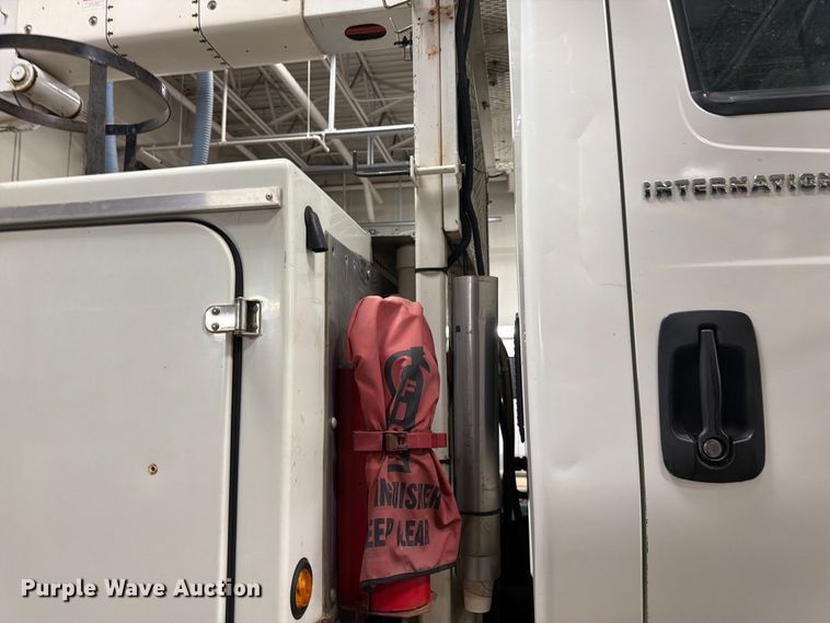 image for item FK0141 2005 International 7400 bucket truck