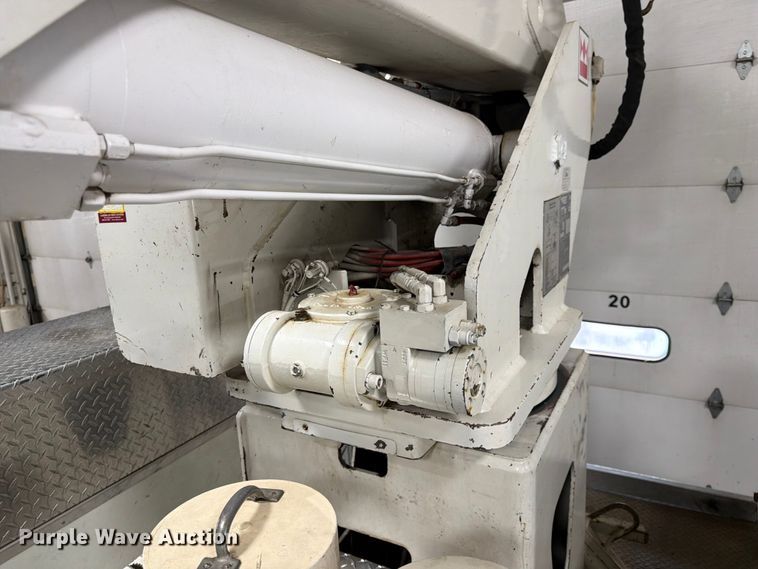 image for item FK0141 2005 International 7400 bucket truck