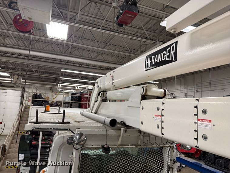 image for item FK0141 2005 International 7400 bucket truck