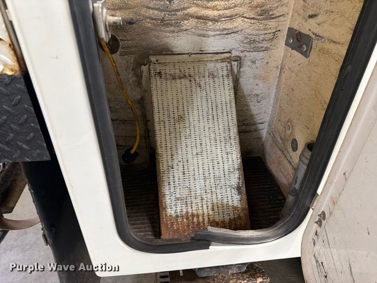 image for item FK0141 2005 International 7400 bucket truck