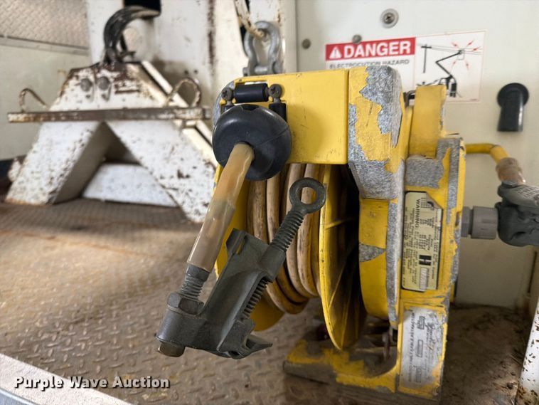 image for item FK0141 2005 International 7400 bucket truck