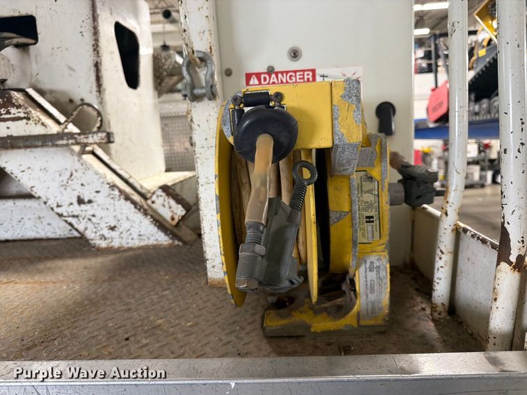 image for item FK0141 2005 International 7400 bucket truck