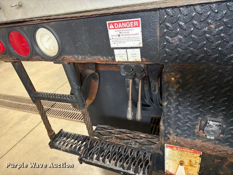 image for item FK0141 2005 International 7400 bucket truck