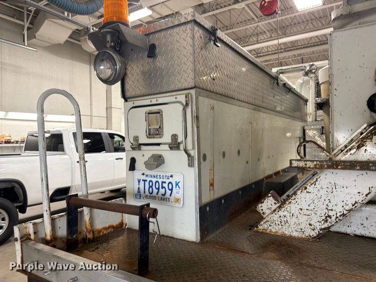image for item FK0141 2005 International 7400 bucket truck