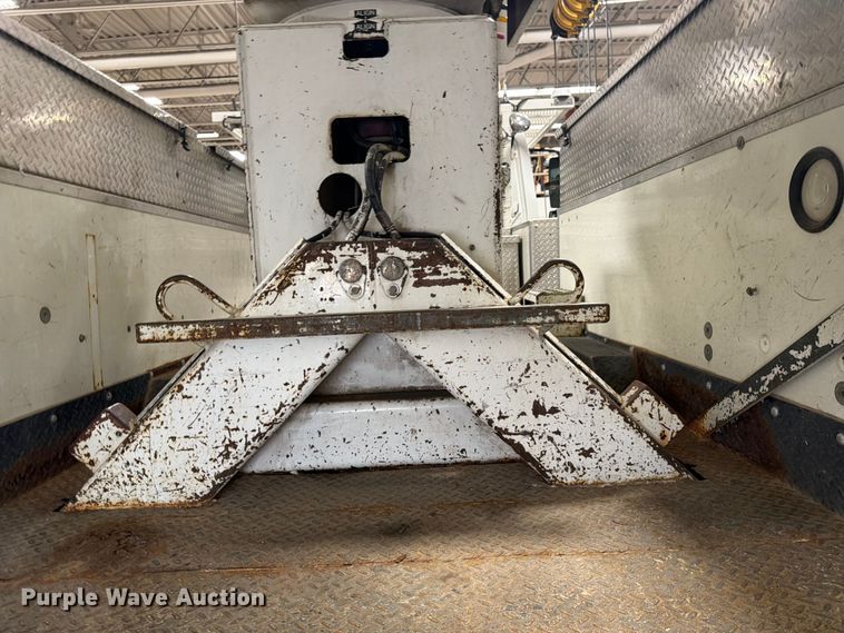 image for item FK0141 2005 International 7400 bucket truck