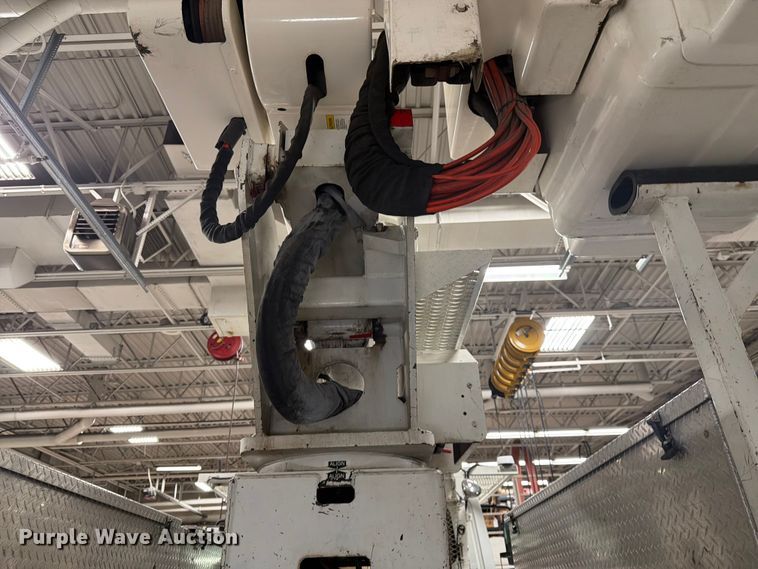image for item FK0141 2005 International 7400 bucket truck