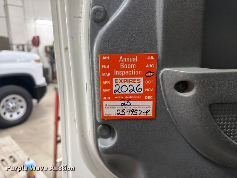 image for item FK0141 2005 International 7400 bucket truck
