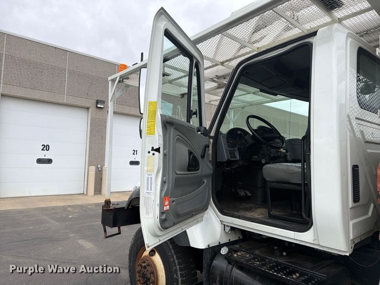 image for item FK0141 2005 International 7400 bucket truck
