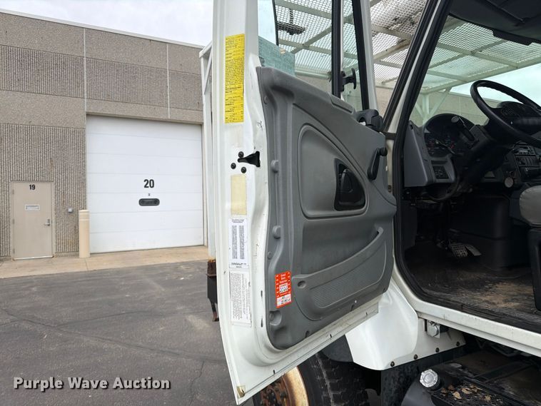 image for item FK0141 2005 International 7400 bucket truck