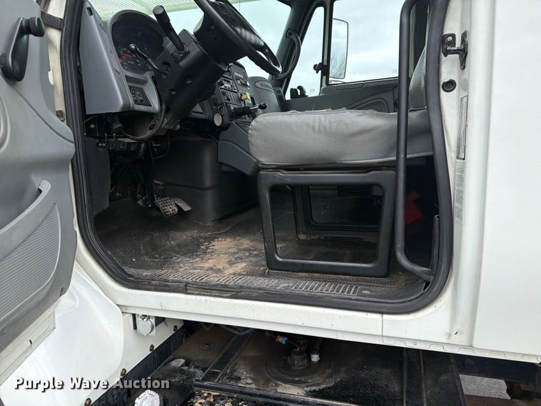 image for item FK0141 2005 International 7400 bucket truck