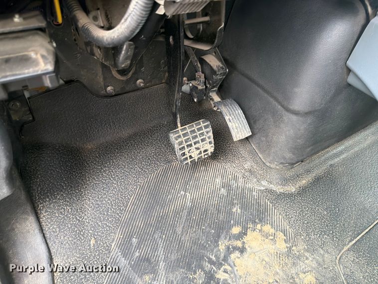 image for item FK0141 2005 International 7400 bucket truck