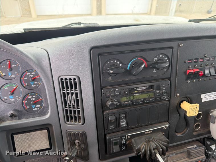 image for item FK0141 2005 International 7400 bucket truck