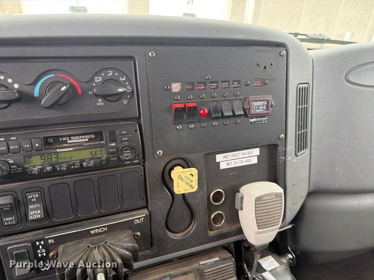image for item FK0141 2005 International 7400 bucket truck