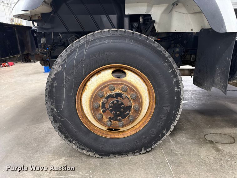 image for item FK0141 2005 International 7400 bucket truck