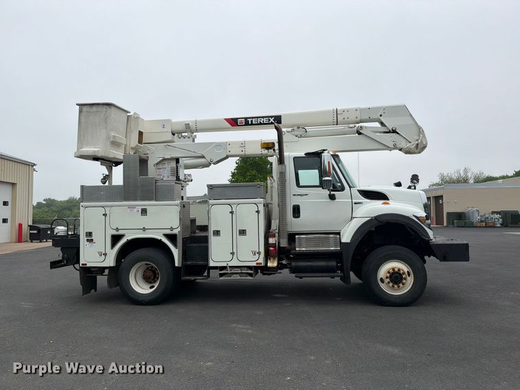 image for item FK0171 2013 International  7400 bucket truck