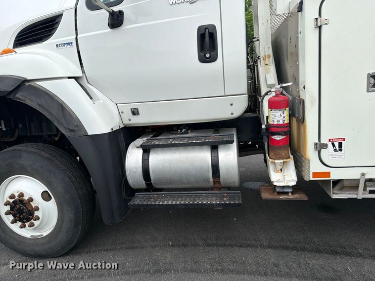 image for item FK0171 2013 International  7400 bucket truck