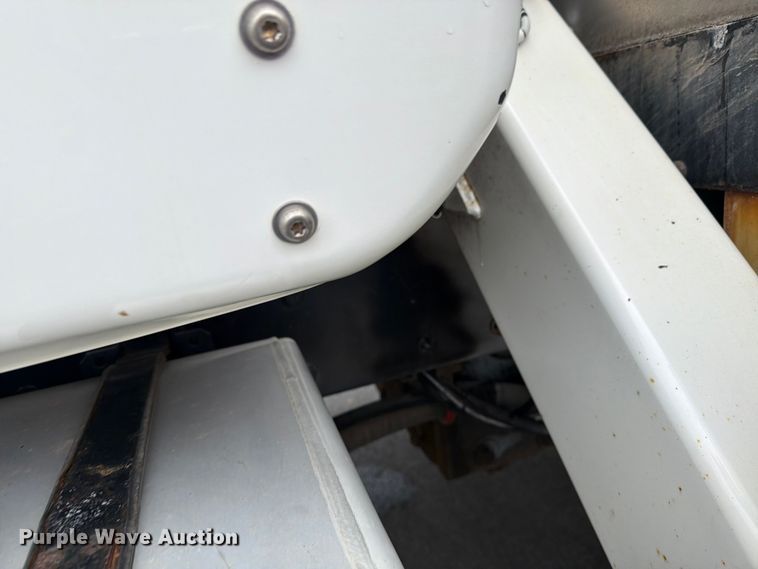 image for item FK0171 2013 International  7400 bucket truck