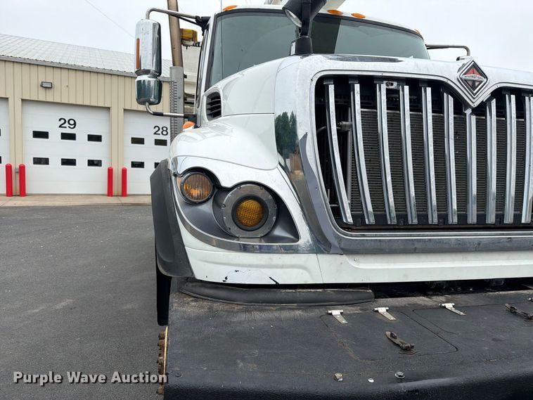 image for item FK0171 2013 International  7400 bucket truck