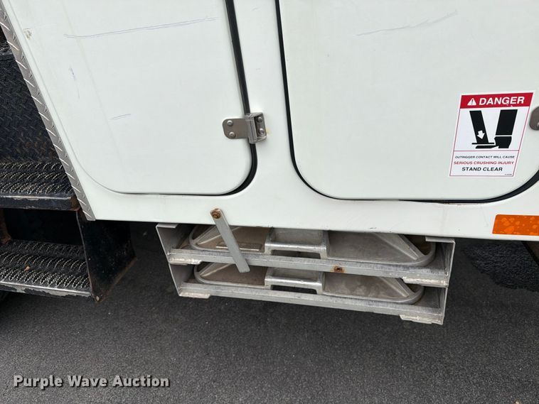 image for item FK0171 2013 International  7400 bucket truck