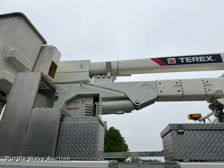image for item FK0171 2013 International  7400 bucket truck