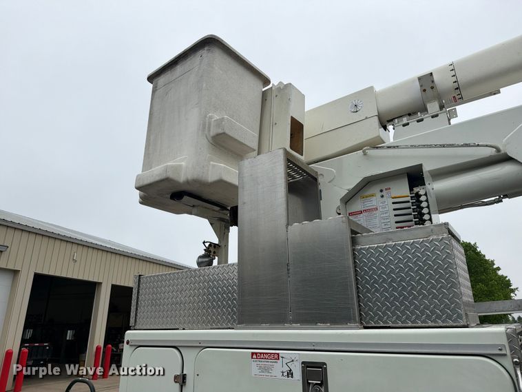 image for item FK0171 2013 International  7400 bucket truck