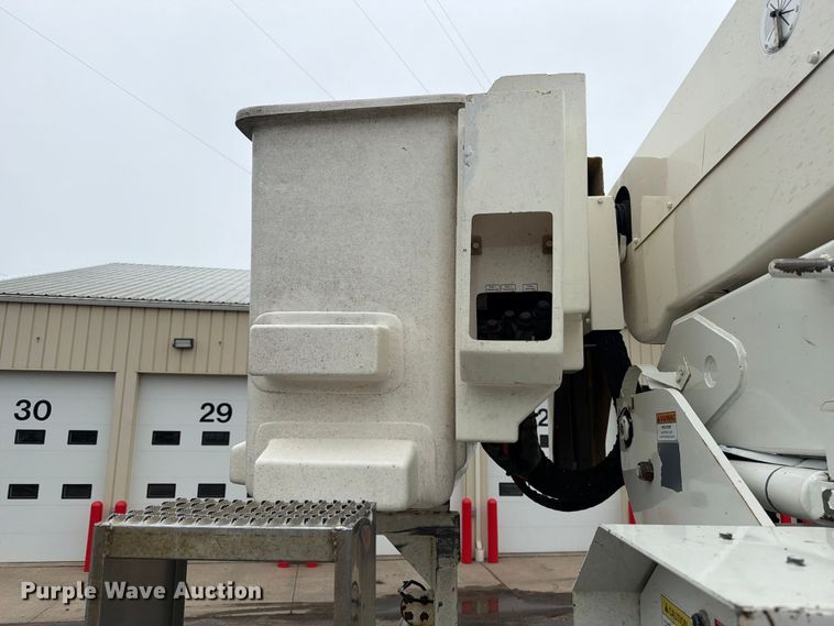 image for item FK0171 2013 International  7400 bucket truck