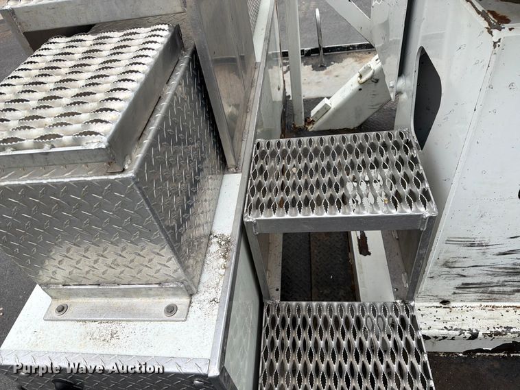 image for item FK0171 2013 International  7400 bucket truck