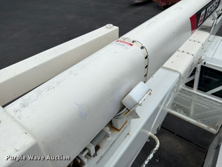 image for item FK0171 2013 International  7400 bucket truck